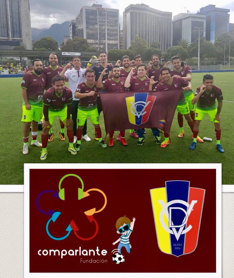 Aparece un equipo de fútbol con el la bandera del equipo Vino Tinto. los jugadores aparecen felices 